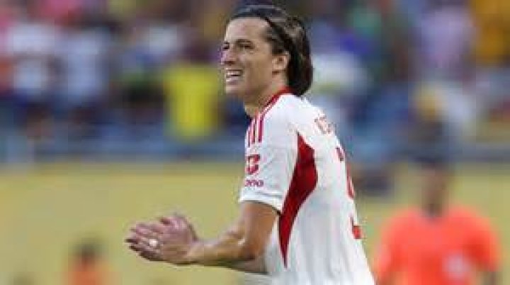 Álvaro Cervantes Net Worth
