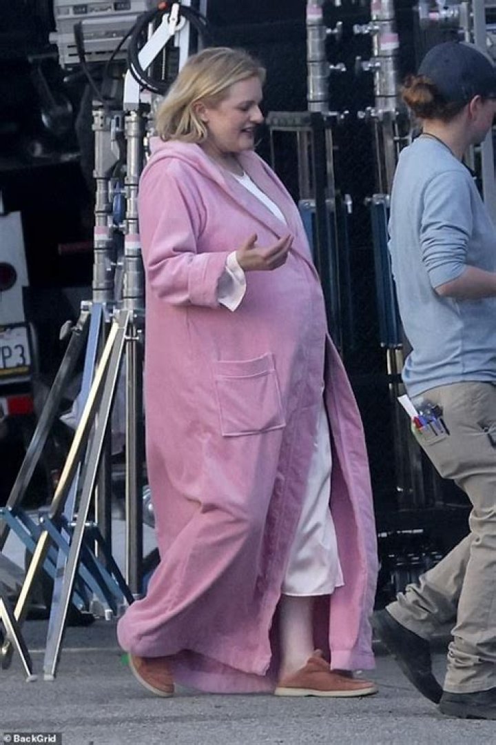 Is Elizabeth Moss Pregnant? Elizabeth Moss Weight Gain News - SarkariResult