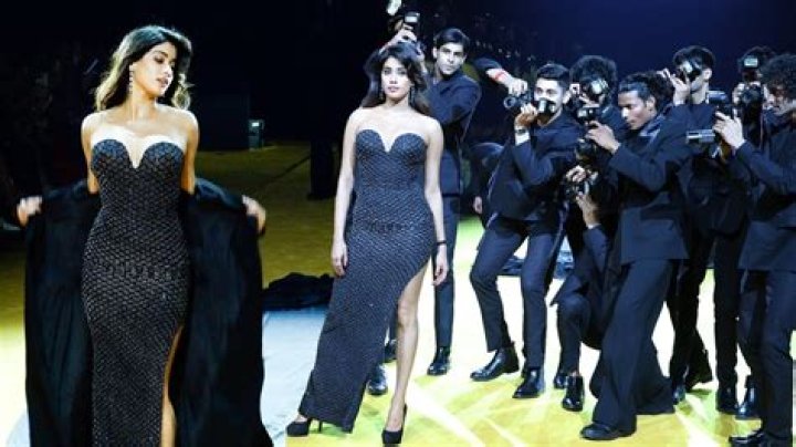 Saba Azad Gets Trolled For Her Weird Dancing At Lakme Ramp Walk - SarkariResult